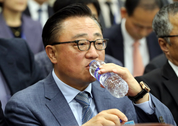 물 마시는 고동진 삼성 사장