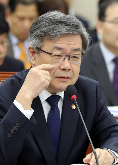 답변하는 고용노동부 장관