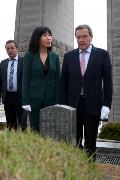 5·18묘지 참배하는 슈뢰더 전 독일 총리 부부