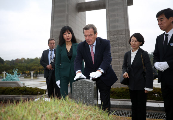 5·18묘지 참배하는 슈뢰더 전 독일 총리 부부