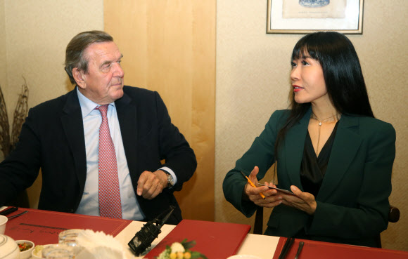 이야기 나누는 슈뢰더 전 독일 총리 부부