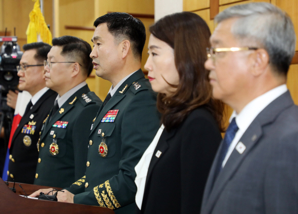 28일 오후  제10차 남북장성급군사회담 종결 회의를 마친 남측 수석대표인 김도균 소장(맨 왼쪽)이 판문점 자유의 집에서 회담 결과를 브리핑 하고 있다. / 2018.10.26 사진공동취재단