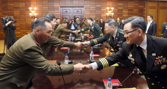 남북 군사당국이 판문점 북측 통일각에서 제10차 남북장성급군사회담를 가졌다. 28일 오후 종결 회의를 마친 남북 대표단들이 서로 악수를 나누고 있다. 맨 오른쪽은 북측 수석대표인 안익산 육군 중장이다/ 2018.10.26 사진공동취재단