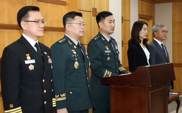 28일 오후  제10차 남북장성급군사회담 종결 회의를 마친 남측 수석대표인 김도균 소장(맨 왼쪽)이 판문점 자유의 집에서 회담 결과를 브리핑 하고 있다. / 2018.10.26 사진공동취재단