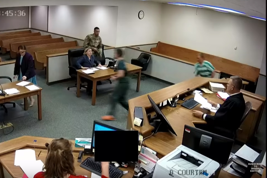 법정서 도망치는 수감자 쫓아간 판사