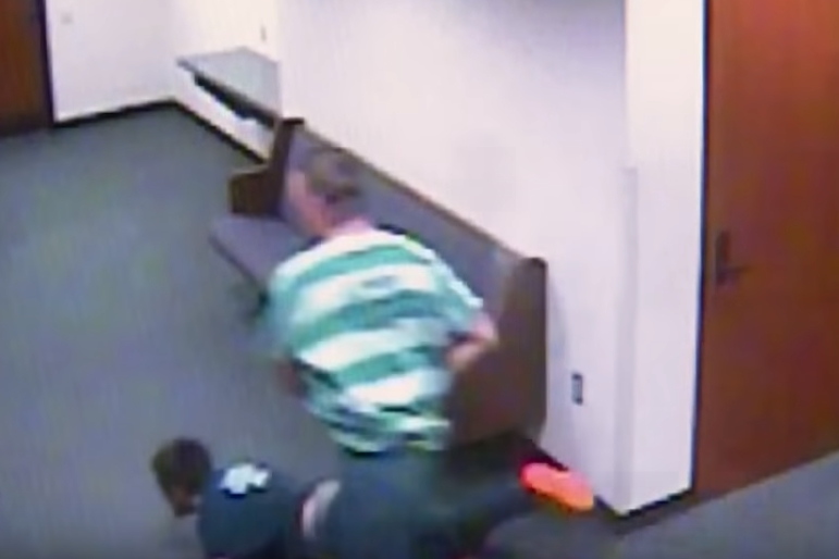 법정서 도망치는 수감자 쫓아간 판사