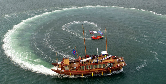 목포 앞바다 항해하는 조선통신사선