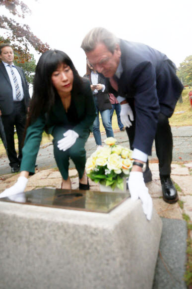 힌츠페터 추모비 참배하는 슈뢰더 전 독일 총리 부부