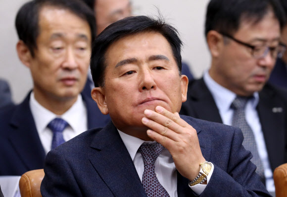 국감 증인으로 참석한 이경재 오리온 사장