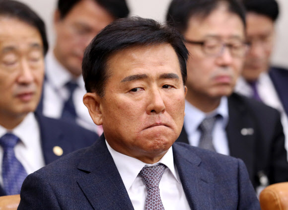 국감 증인으로 참석한 이경재 오리온 사장