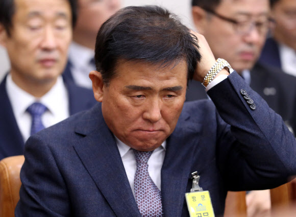 머리 만지는 이경재 오리온 사장