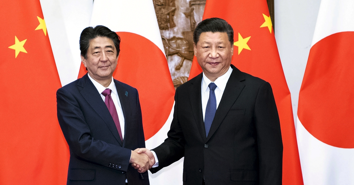 중국의 시진핑(오른쪽) 국가주석이 26일 아베 신조 일본 총리와 정상회담 전에 악수하며 기념사진을 찍고 있다. 아베 총리는 총리 취임 후 처음으로 중국을 공식 방문했다. AP연합뉴스