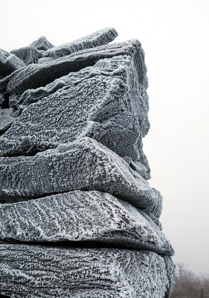 27일 태백산 정상 천제단이 눈꽃으로 겨울 분위기를 연출하고 있다. 2018.10.27  류태호 태백시장 제공