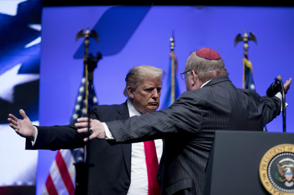 트럼프, 랍비와 포옹