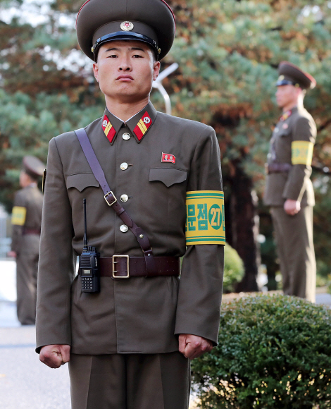 [서울포토] ‘판문점 북한 민사경찰’