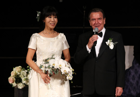 감사 인사하는 슈뢰더 전 총리