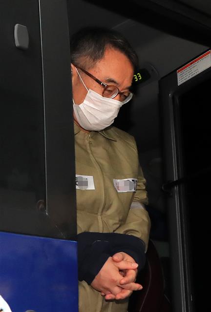 수감복 입은 임종헌 전 법원행정처 차장, 검찰 소환