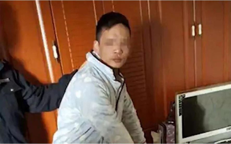 아내를 수갑에 채우고 채팅 사기를 강요했다 처벌받은 중국 남성. 출처:사우스차이나모닝포스트