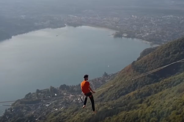 해발 700m 상공에서 눈을 가린 채 외줄을 타는 남성