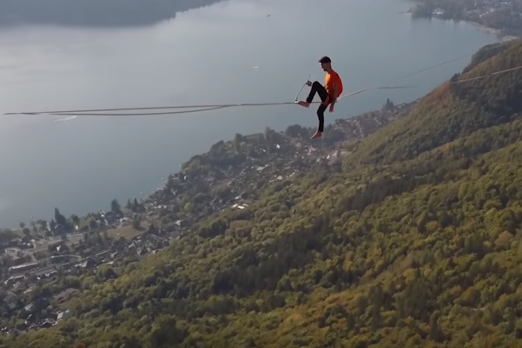 해발 700m 상공에서 눈을 가린 채 외줄을 타는 남성
