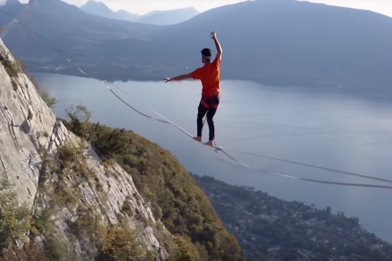 해발 700m 상공에서 눈을 가린 채 외줄을 타는 남성