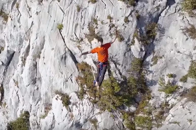 해발 700m 상공에서 눈을 가린 채 외줄을 타는 남성