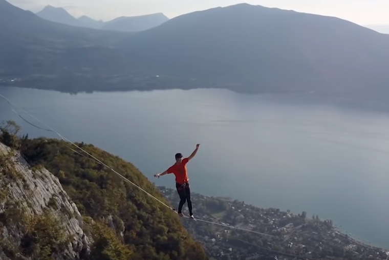 해발 700m 상공에서 눈을 가린 채 외줄을 타는 남성