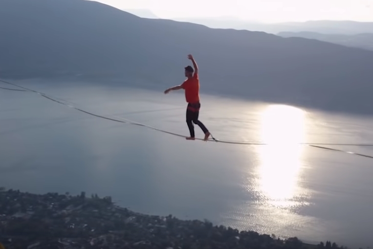 해발 700m 상공에서 눈을 가린 채 외줄을 타는 남성