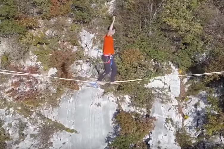 해발 700m 상공에서 눈을 가린 채 외줄을 타는 남성