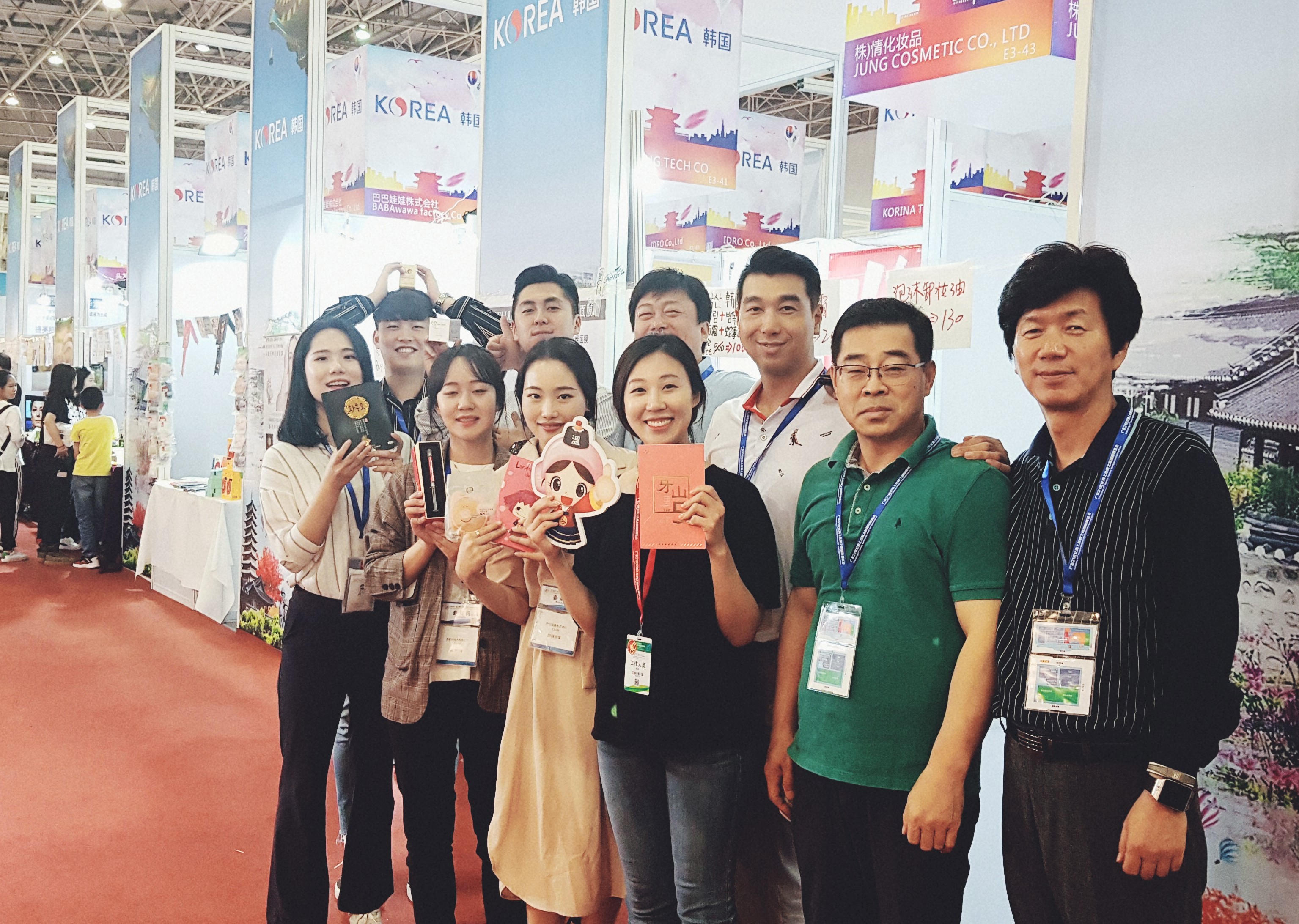 순천향대 학생들이 25~28일 중국 동관시에서 열린 국제엑스포에서 지역 중소기업의 해외마케팅을 도우면서 기업 대표들과 기념사진을 찍고 있다. 순천향대 제공