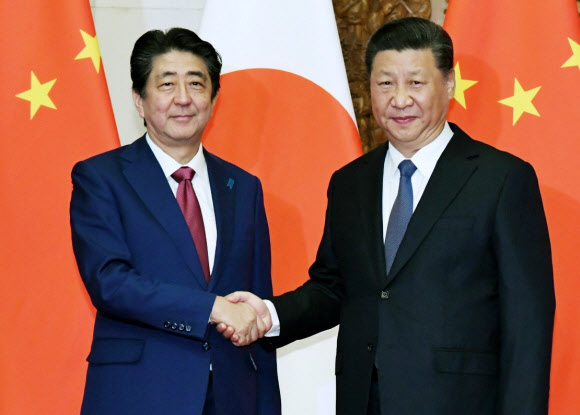 시진핑 중국 국가주석(오른쪽)과 아베 신조 일본 총리. EPA 연합뉴스