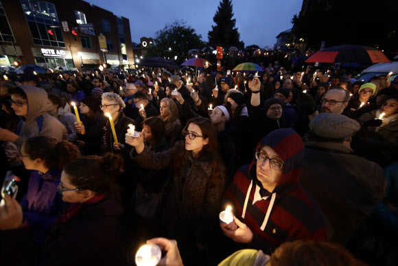 27일(현지시간) 네오나치를 신봉하는 40대 남성이 벌인 총기 난사로 11명이 숨진 미국 펜실베이니아주 피츠버그의 유대교 회당(시너고그) ‘트리 오브 라이프’ 인근에 수백명이 촛불을 들고 나와 희생자들을 추모하고 있다.  피츠버그 AP 연합뉴스