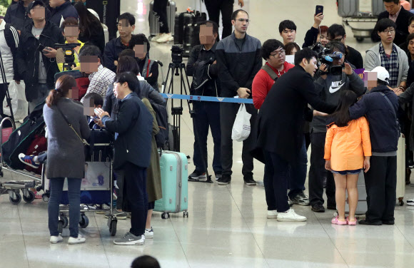태풍 ‘위투’로 사이판에 발이 묶였던 한국인 관광객들이 28일 오후 인천국제공항을 통해 귀국하고 있다.  2018.10.28     연합뉴스