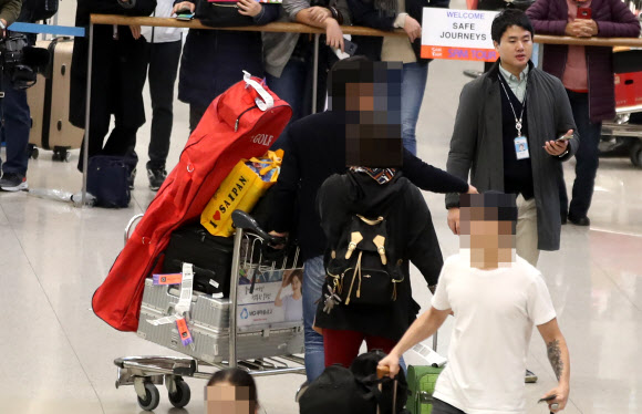 태풍 ‘위투’로 사이판에 발이 묶였던 한국인 관광객들이 28일 오후 인천국제공항을 통해 귀국하고 있다.  2018.10.28  연합뉴스