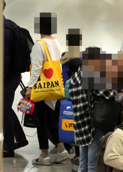 태풍 ‘위투’로 사이판에 발이 묶였던 한국인 관광객들이 28일 오후 인천국제공항을 통해 귀국하고 있다.  2018.10.28  연합뉴스