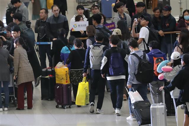 태풍 ‘위투’로 사이판에서 발이 묶였던 관광객들이 28일 오후 사이판으로 급파된 아시아나 항공여객기를 타고 인천국제공항을 통해 귀국하고 있다. 2018.10.28 뉴스1