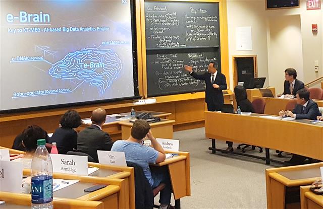 황창규 KT 회장이 26일(현지시간) 미국 매사추세츠주 케임브리지에 있는 하버드 비즈니스스쿨에서 HBS 대학원생들에게 ‘KT 스마트에너지 사업‘에 대해 설명하고 있다.  KT 제공