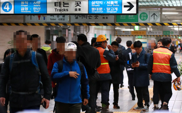 4호선 이촌역, 전력공급 차단으로 열차 멈춰서