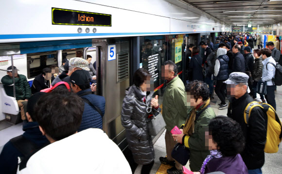 이촌역에서 승하차 하는 시민들