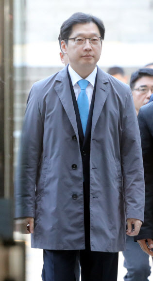 김경수 경남지사, ‘드루킹 댓글’ 첫 공판 출석