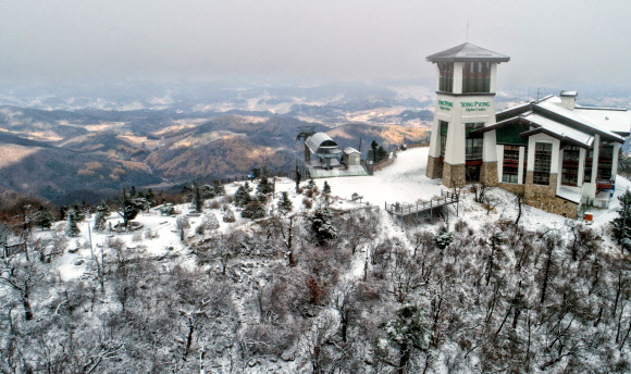 첫눈에 겨울 왕국으로 바뀐 평창 발왕산