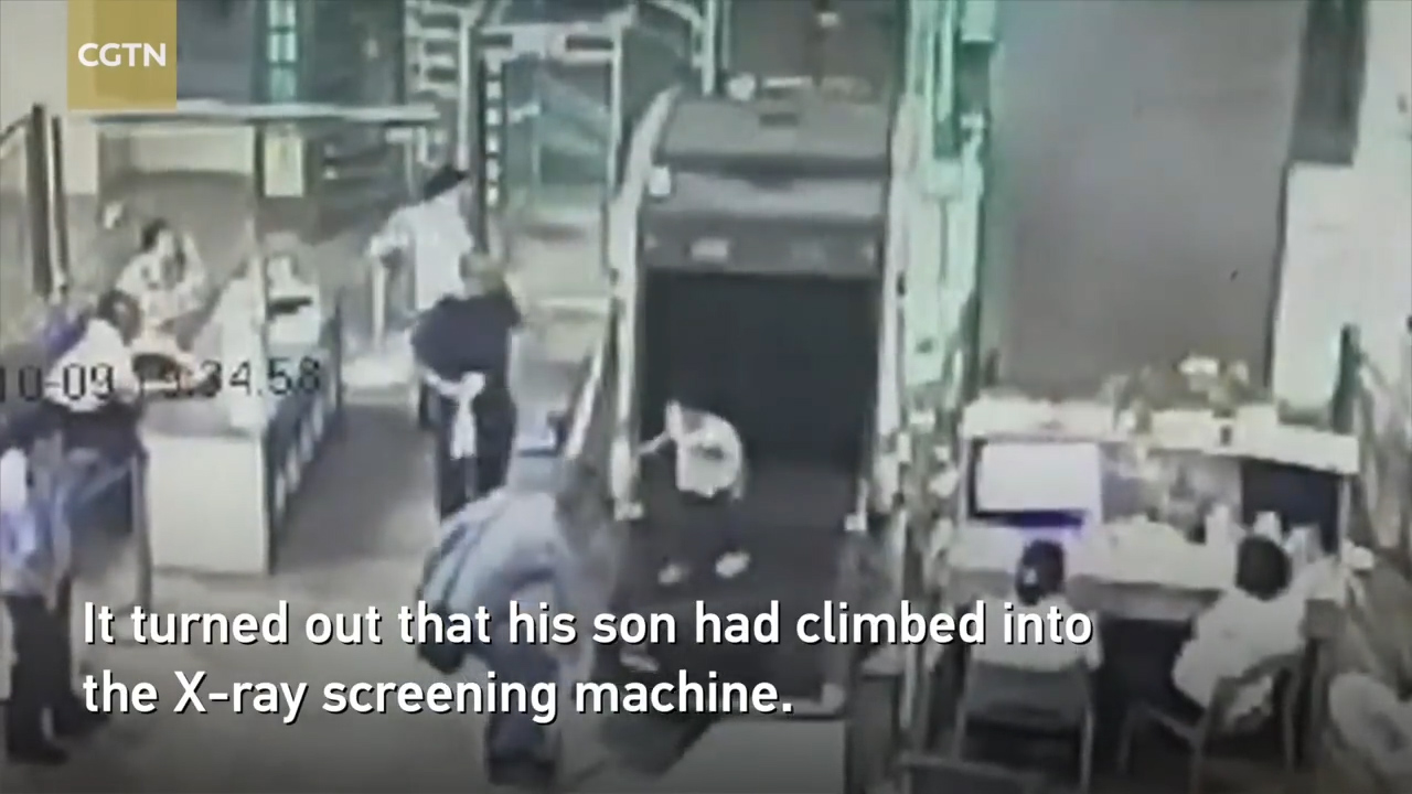 철도역에 설치된 수화물 엑스레이 검색대를 통과한 아이 모습(유튜브 영상 캡처)