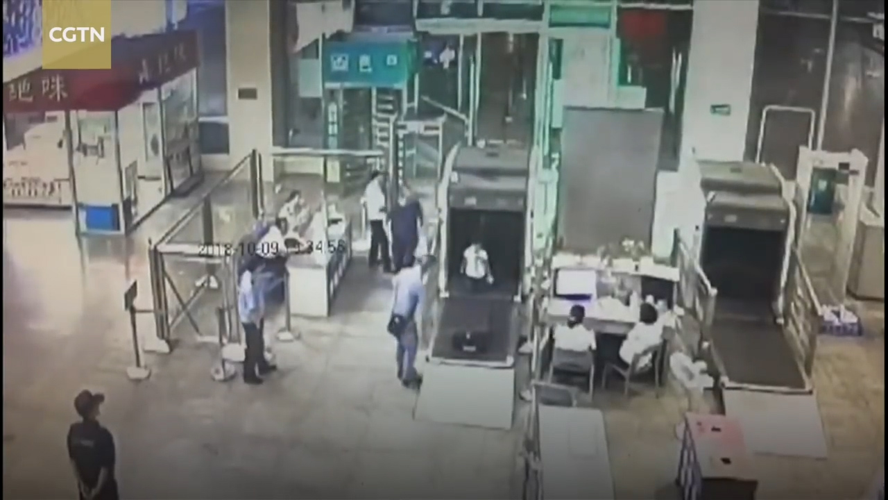 철도역에 설치된 수화물 엑스레이 검색대를 통과한 아이 모습(유튜브 영상 캡처)