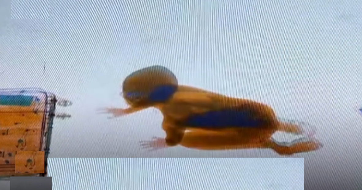 철도역에 설치된 수화물 엑스레이 검색대를 통과한 아이 모습(유튜브 영상 캡처)