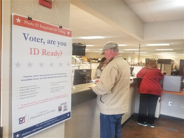 26일(현지시간) 미국 버지니아 제7지역구인 리치먼드 인근 헨리코카운티의 유권자 등록소·부재자 투표소를 찾은 지역 주민들이 유권자 등록과 부재자 투표를 위해 서류를 작성하고 있다.