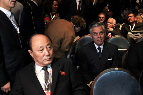 러시아 모스크바를 방문 중인 신홍철 북한 외무성 부상(왼쪽)이 29일(현지시간) 러시아 동방학연구소 설립 200주년 기념행사에 하객으로 참석해 역시 하객으로 온 존 헌츠먼 주러 미국 대사(오른쪽)와 앞뒤로 앉아있다. 두 인사는 이날 서로 인사를 나누거나 대화를 하지 않았다. 2018.10.30  연합뉴스