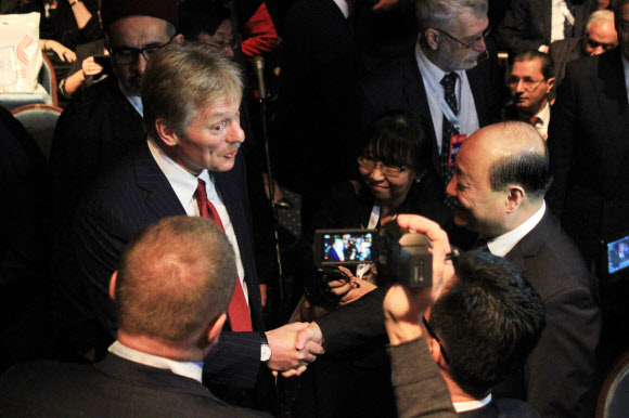 러시아 모스크바를 방문 중인 신홍철 북한 외무성 부상(오른쪽)이 29일(현지시간) 러시아 동방학연구소 설립 200주년 기념행사에 하객으로 참석해 러시아 정부 대표로 온 드미트리 페스코프 크렘린궁 대변인(왼쪽)과 악수하며 인사하고 있다. 2018.10.30  연합뉴스