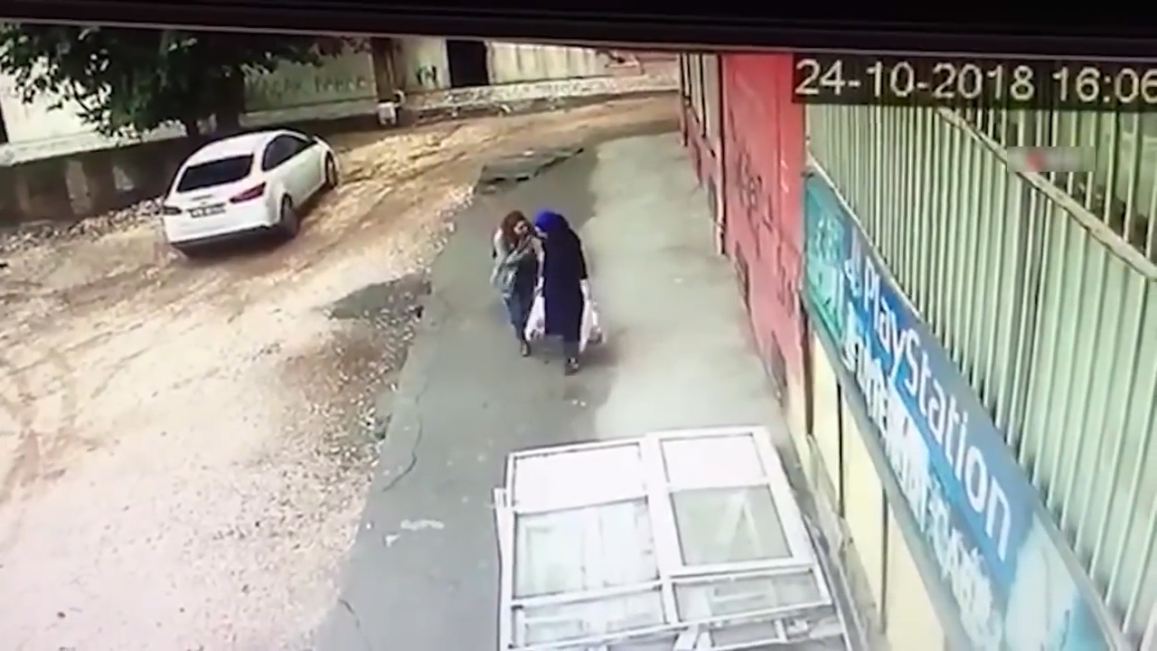 길을 걷던 두 여성이 바닥이 붕괴되면서 아래로 떨어지는 모습(유튜브 영상 캡처)