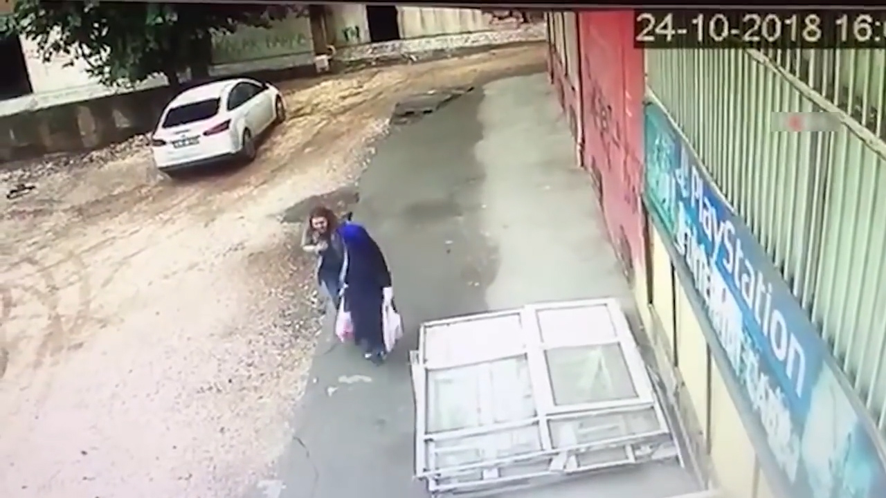 길을 걷던 두 여성이 바닥이 붕괴되면서 아래로 떨어지는 모습(유튜브 영상 캡처)