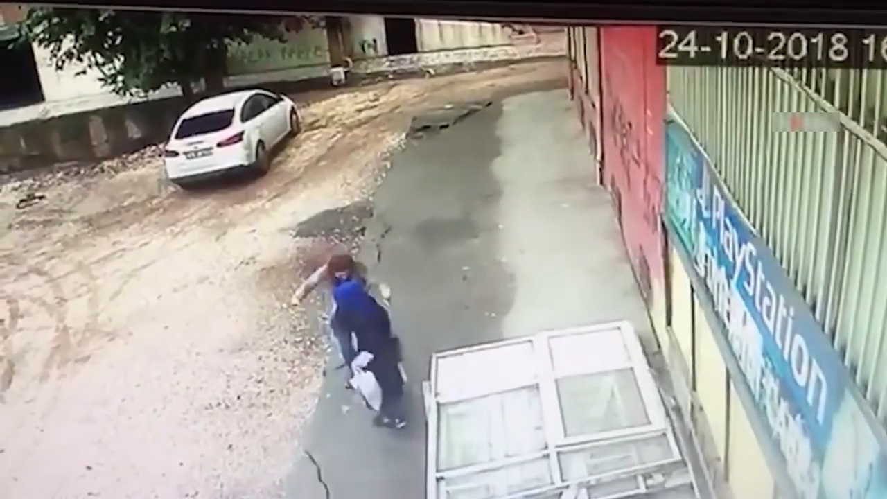 길을 걷던 두 여성이 바닥이 붕괴되면서 아래로 떨어지는 모습(유튜브 영상 캡처)